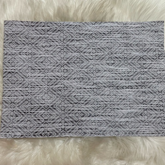 D-1 NWOT Set of 5 Black & White Plastic Woven Placemats Aztec Design. 18x13 - Picture 2 of 5